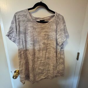 torrid Light Gray Camouflage Short Sleeve Tee